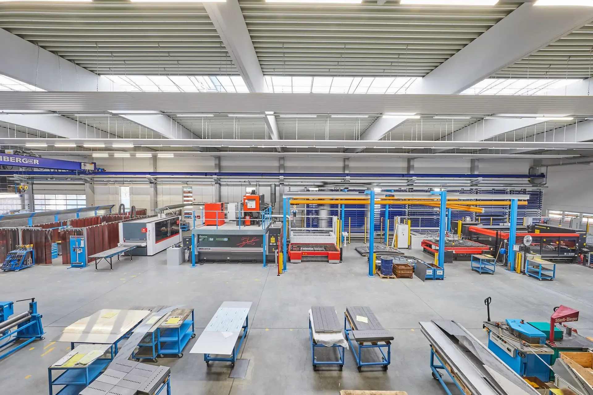 Produktionshalle Numberger Technologies mit Laser- und Wasserstrahlschneidanlagen