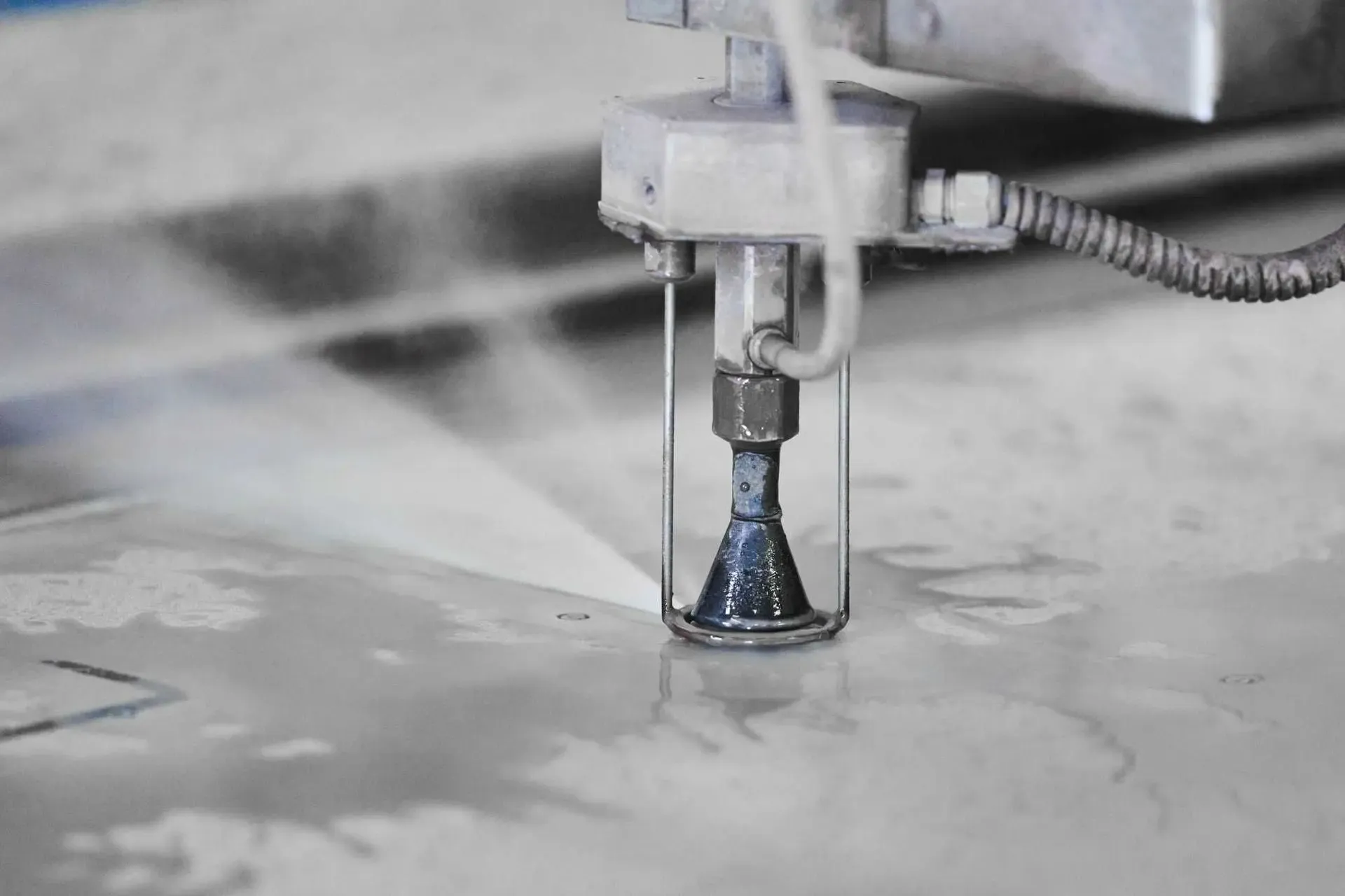 Wasserstrahlschneiden von Metallbauteilen